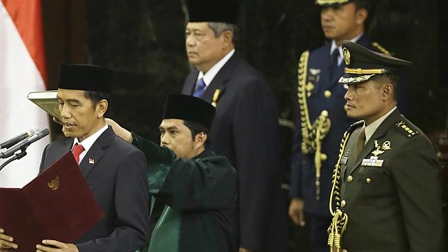 Indonésie: Joko Widodo, intronisé président, face à de rudes épreuves