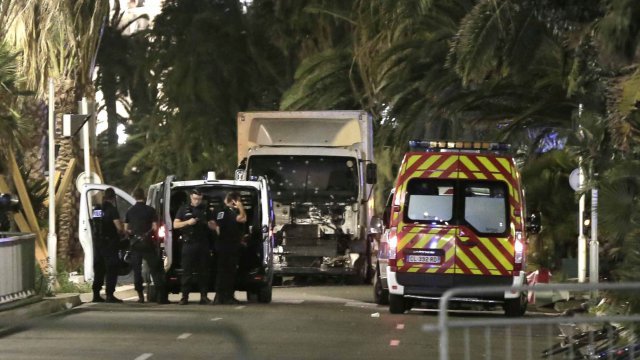 La France encore ciblée: un camion fonce sur la foule à Nice et tue au moins 80 personnes