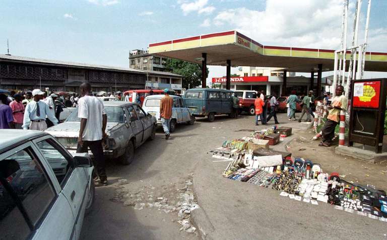 Kinshasa: calvaire des automobilistes aux stations-service