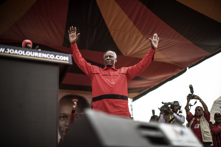Angola: L’ex président dos Santos fait ses adieux, Lourenço prend la tête du MPLA