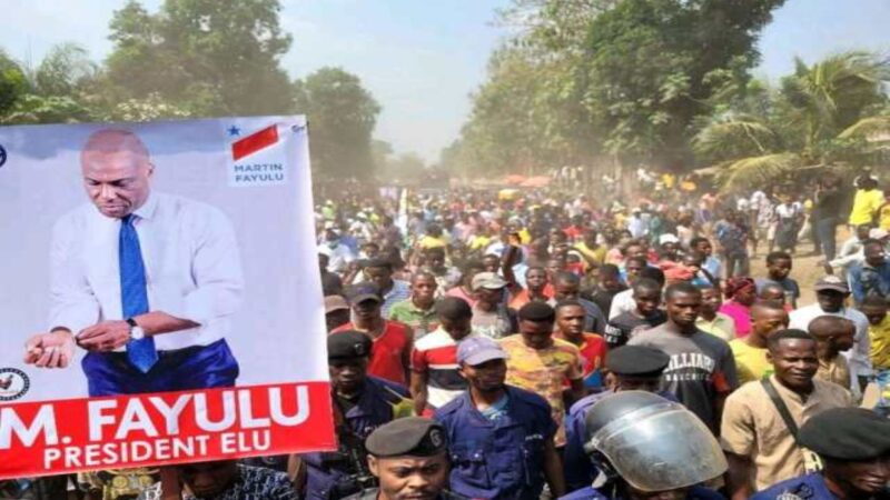 Martin Fayulu devant la population de Lisala: le social des Congolais est médiocre