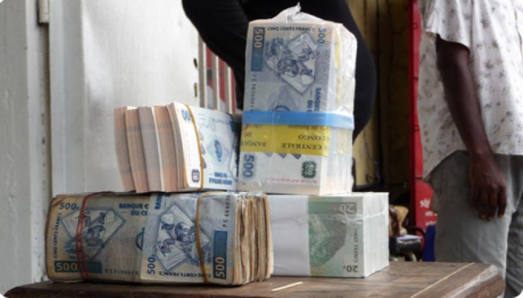 RDC: pourquoi le franc congolais baisse-t-il face au dollar?
