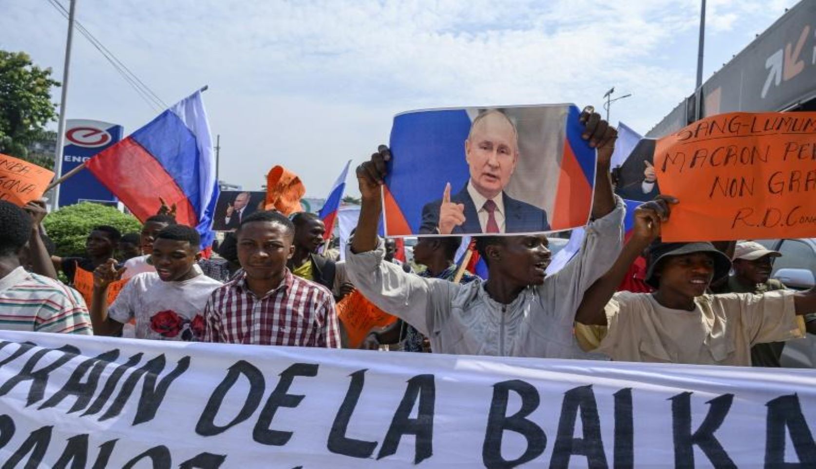 RDC: des dizaines de jeunes manifestent à Kinshasa contre la venue du président Macron